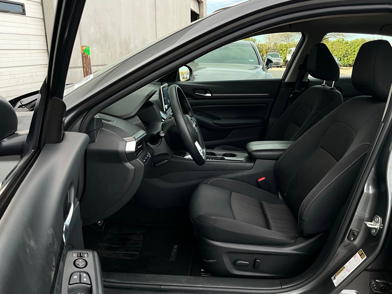 Used 2025 Nissan Altima 2.5 SV image 10