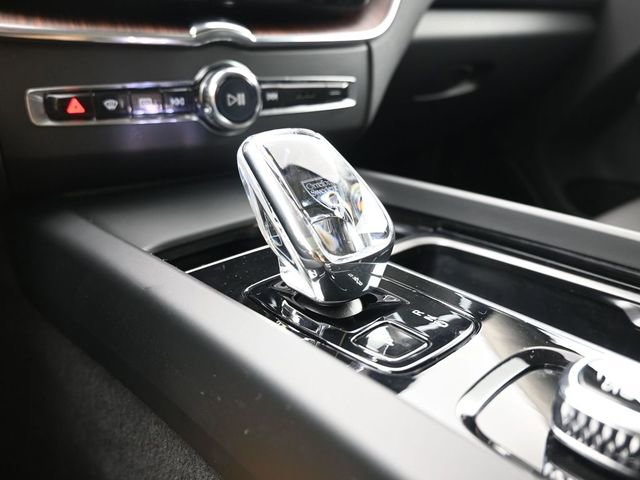 Used 2023 Volvo XC60 B6 Ultimate w/ Protection Package Premier image 12