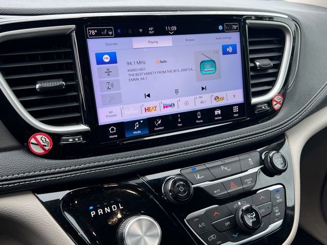 Used 2024 Chrysler Pacifica Select image 15