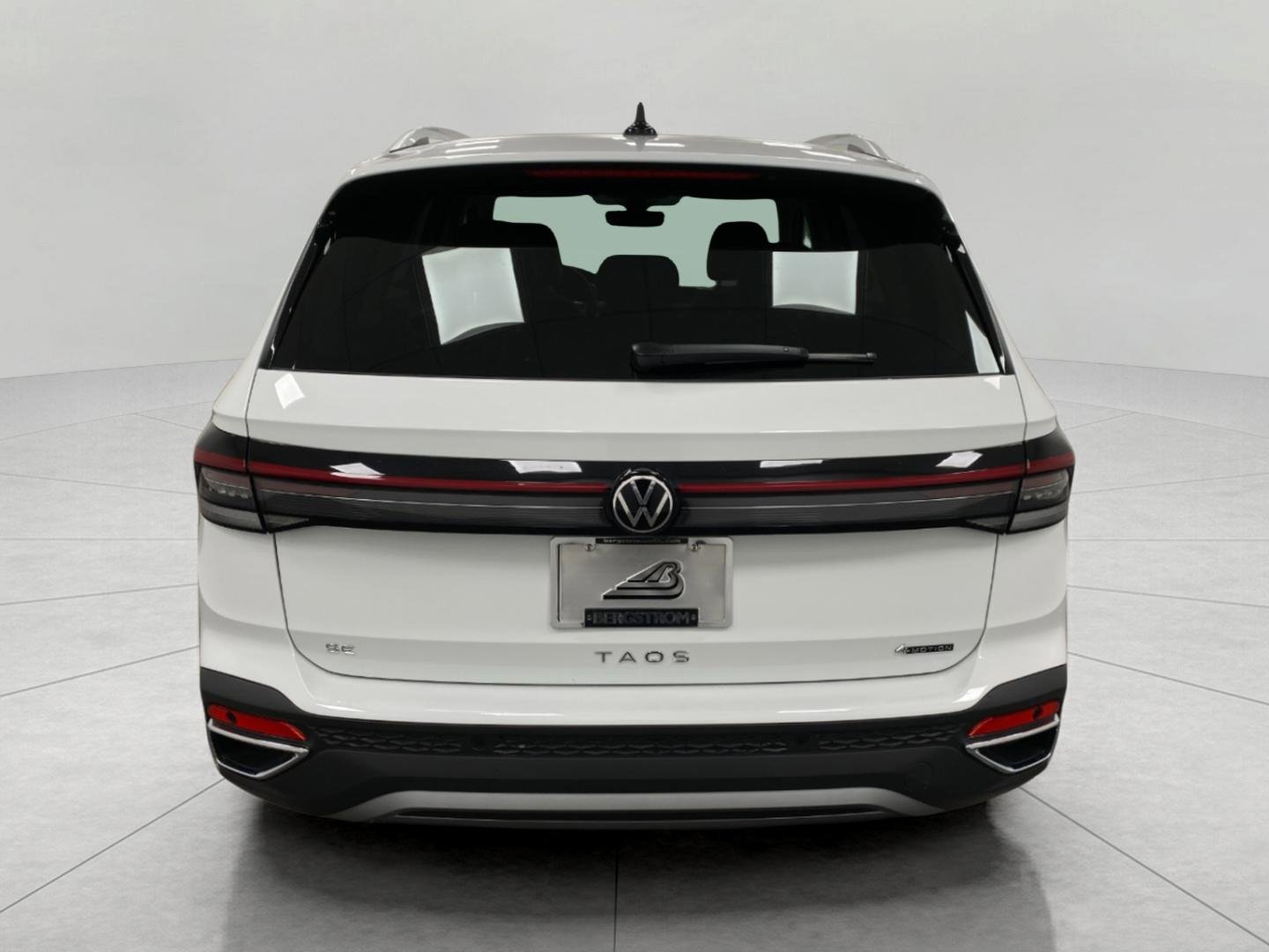 New 2026 Volkswagen Taos SE image 4