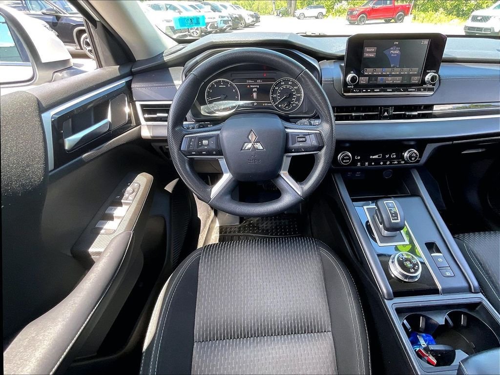 Used 2023 Mitsubishi Outlander ES AWD/4WD image 16