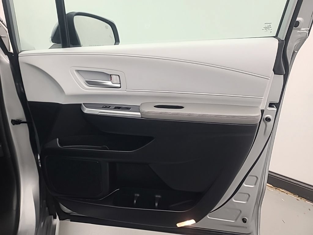 Used 2025 Toyota Sienna XLE FWD image 14