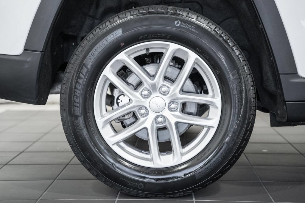 Certified 2023 Jeep Grand Cherokee Laredo AWD/4WD image 16