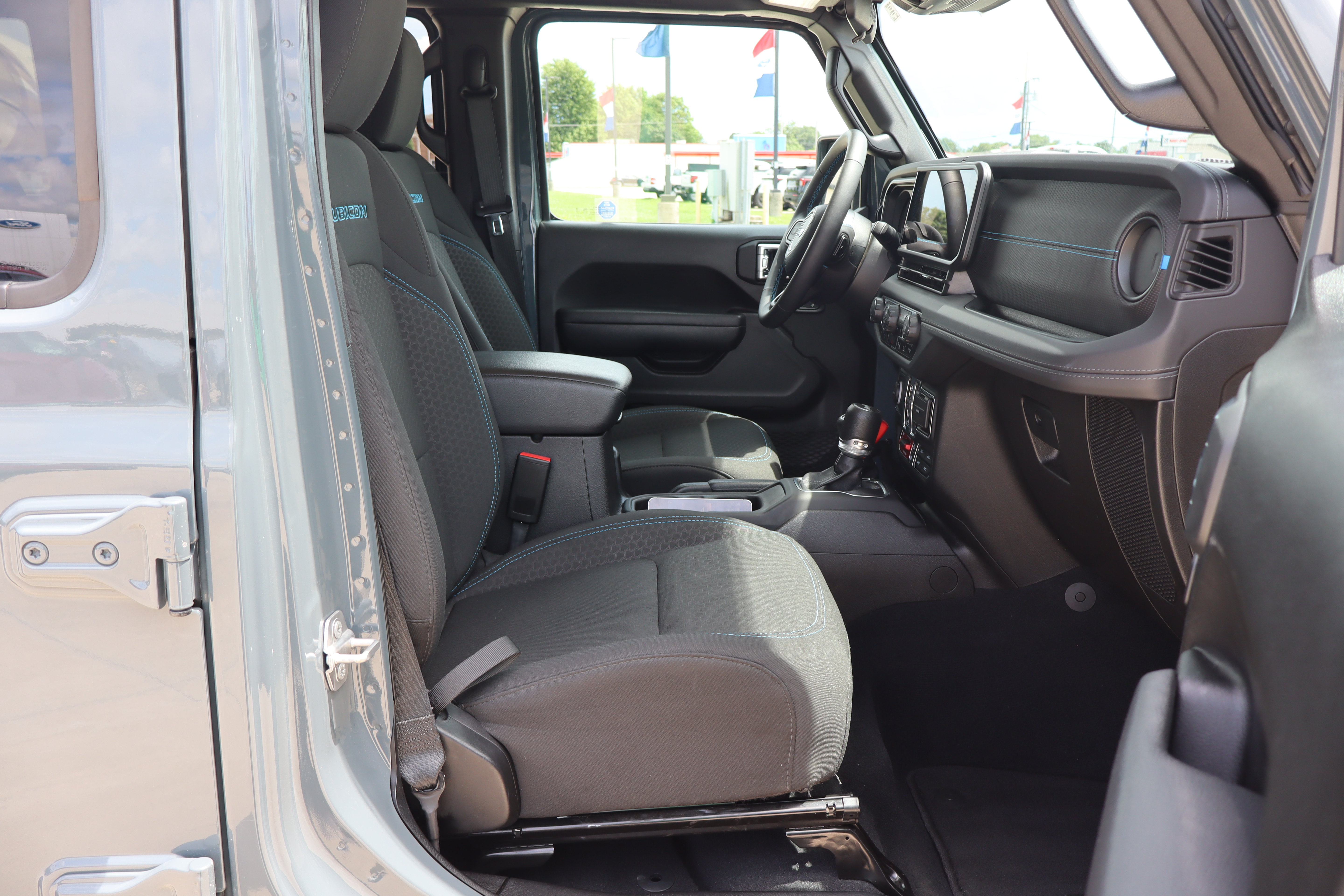 Used 2025 Jeep Wrangler Unlimited Rubicon 4xe w/ Safety Group AWD/4WD image 12