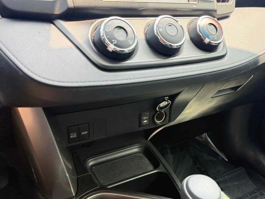 Used 2018 Toyota RAV4 LE w/ Carpet Mat Package FWD image 22