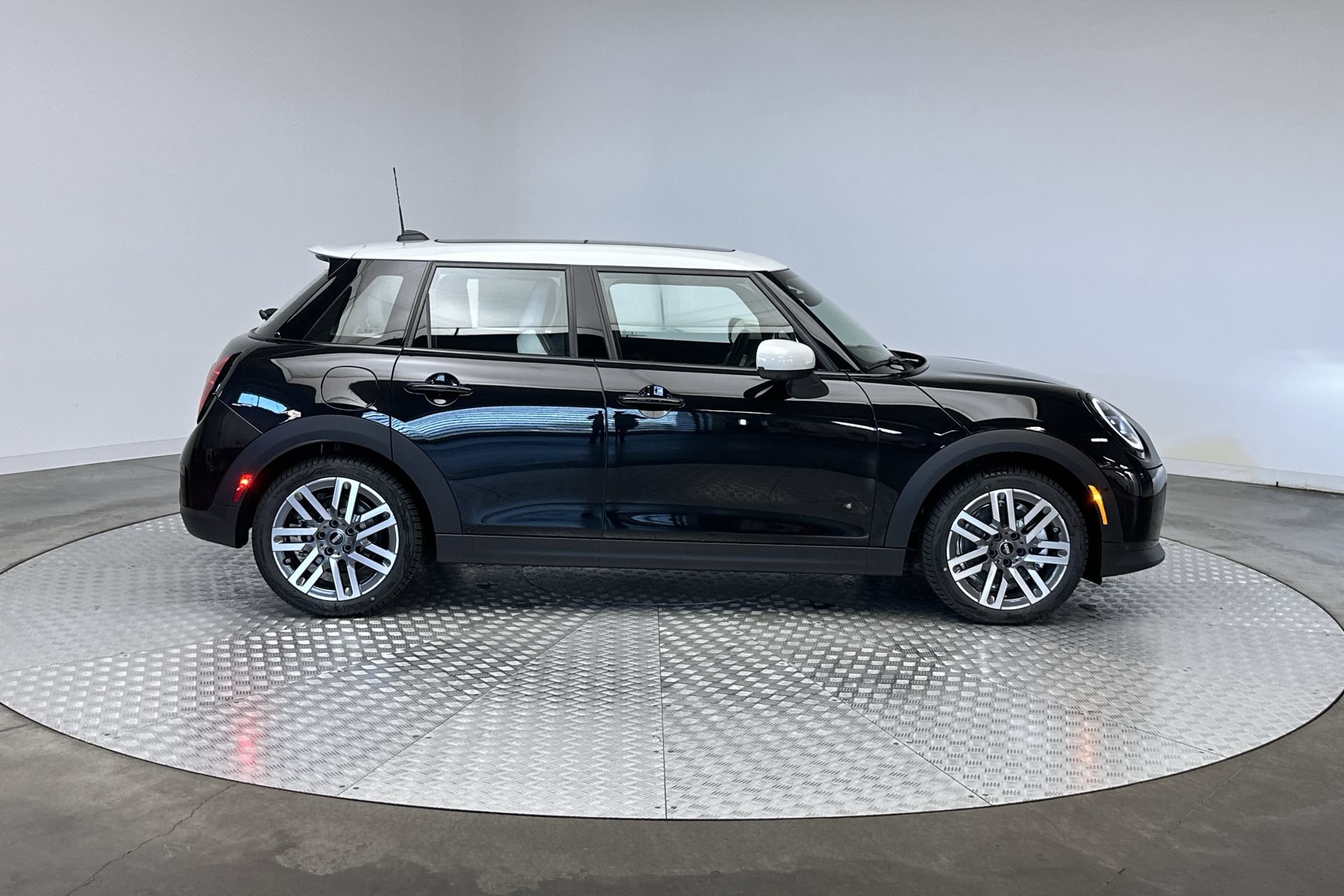 Used 2027 MINI Cooper S FWD image 10