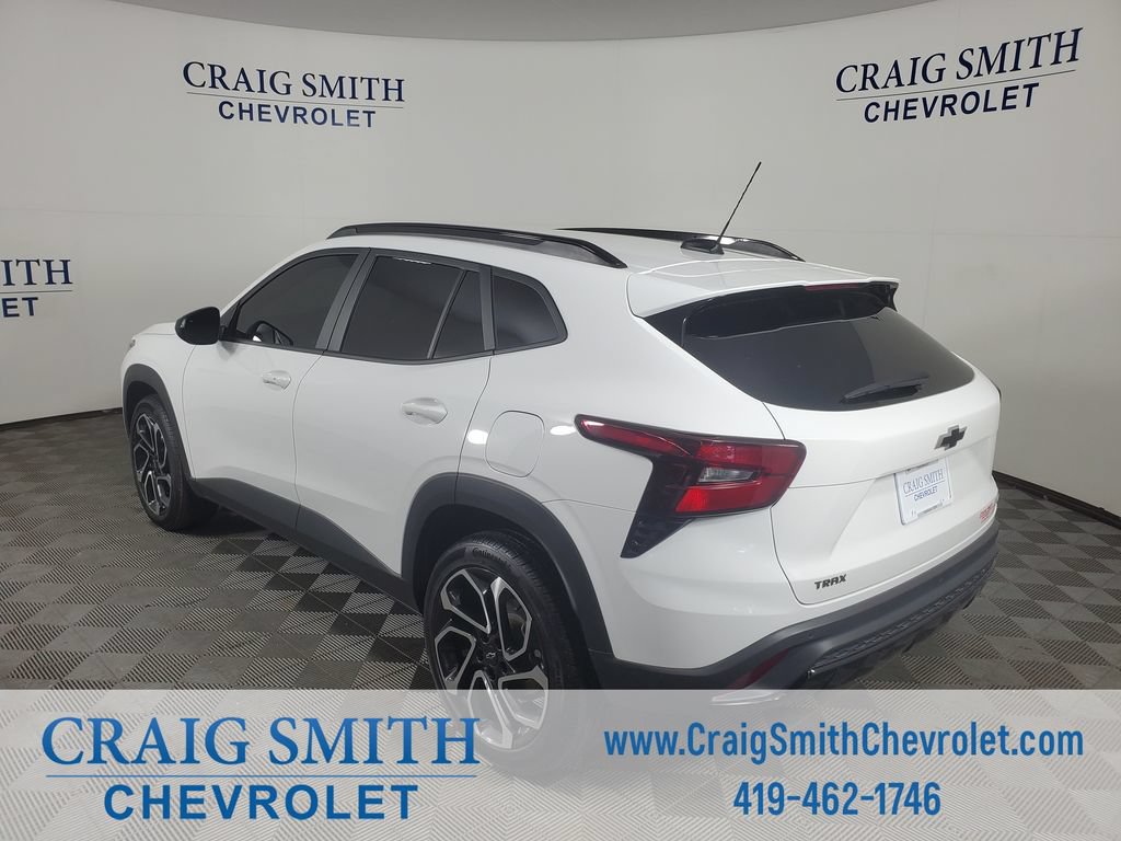 Used 2024 Chevrolet Trax RS w/ Sunroof Package FWD image 3