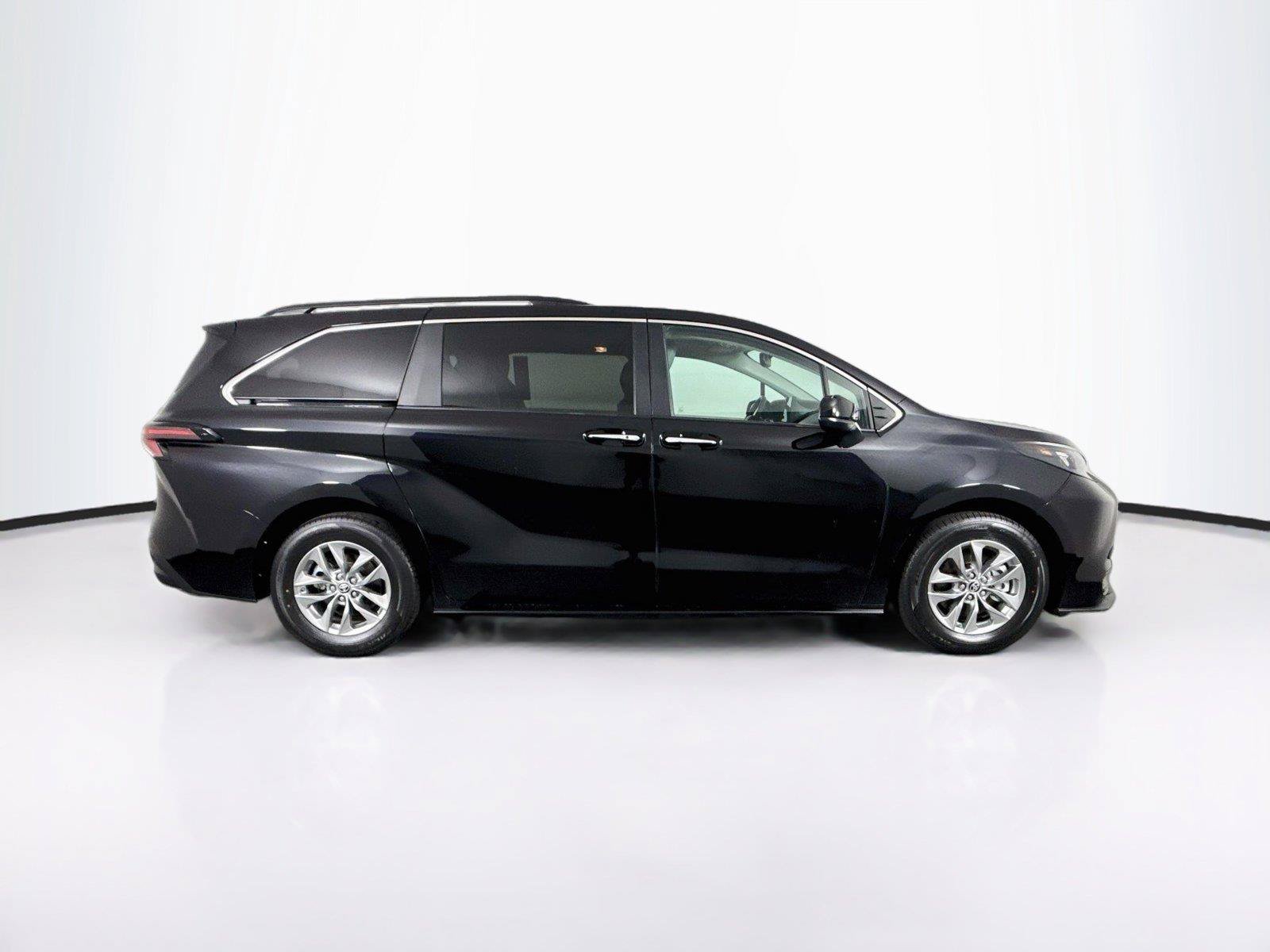 Certified 2025 Toyota Sienna XLE FWD image 11