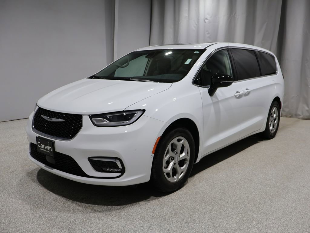 Used 2024 Chrysler Pacifica Limited w/ Uconnect Theater Family Group image 5