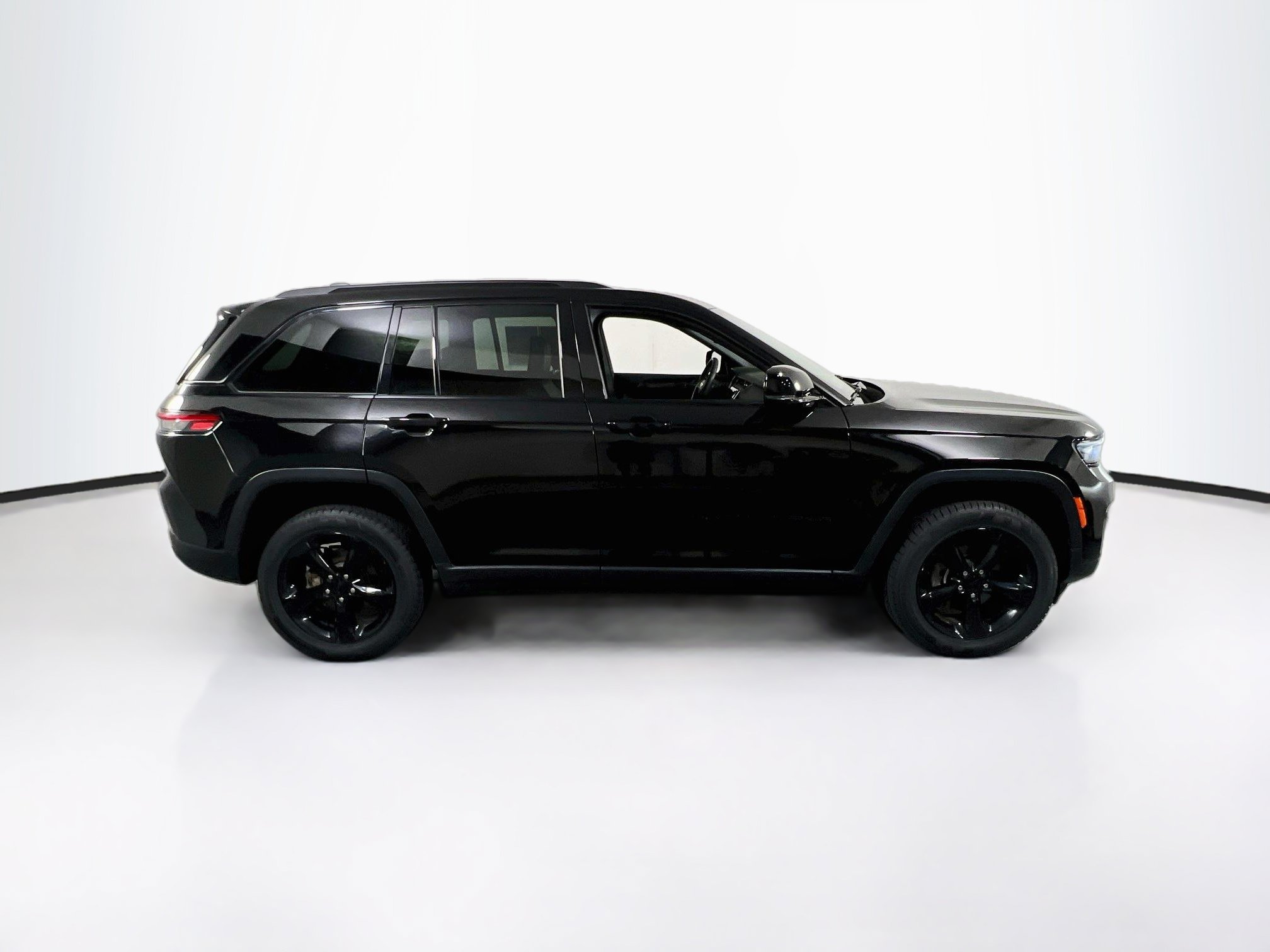 Used 2023 Jeep Grand Cherokee Altitude AWD/4WD image 4