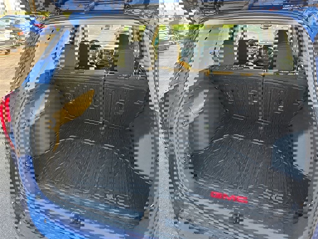 Used 2023 GMC Terrain SLE w/ Driver Convenience Package image 18