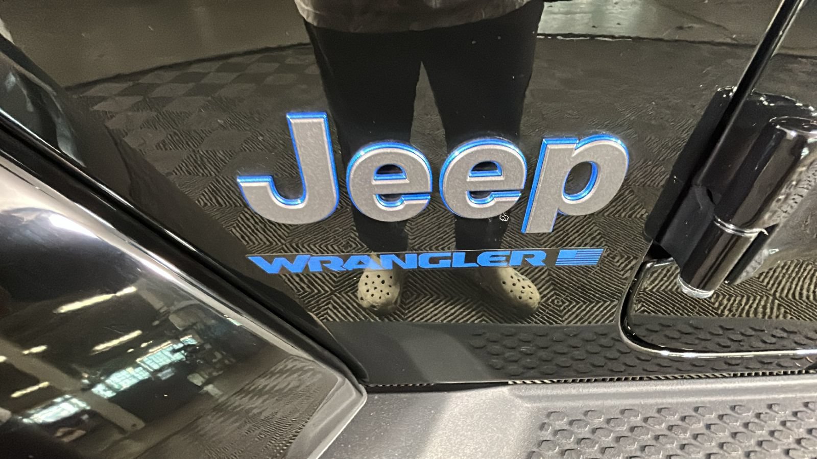 Used 2024 Jeep Wrangler Unlimited w/ Convenience Group AWD/4WD image 11