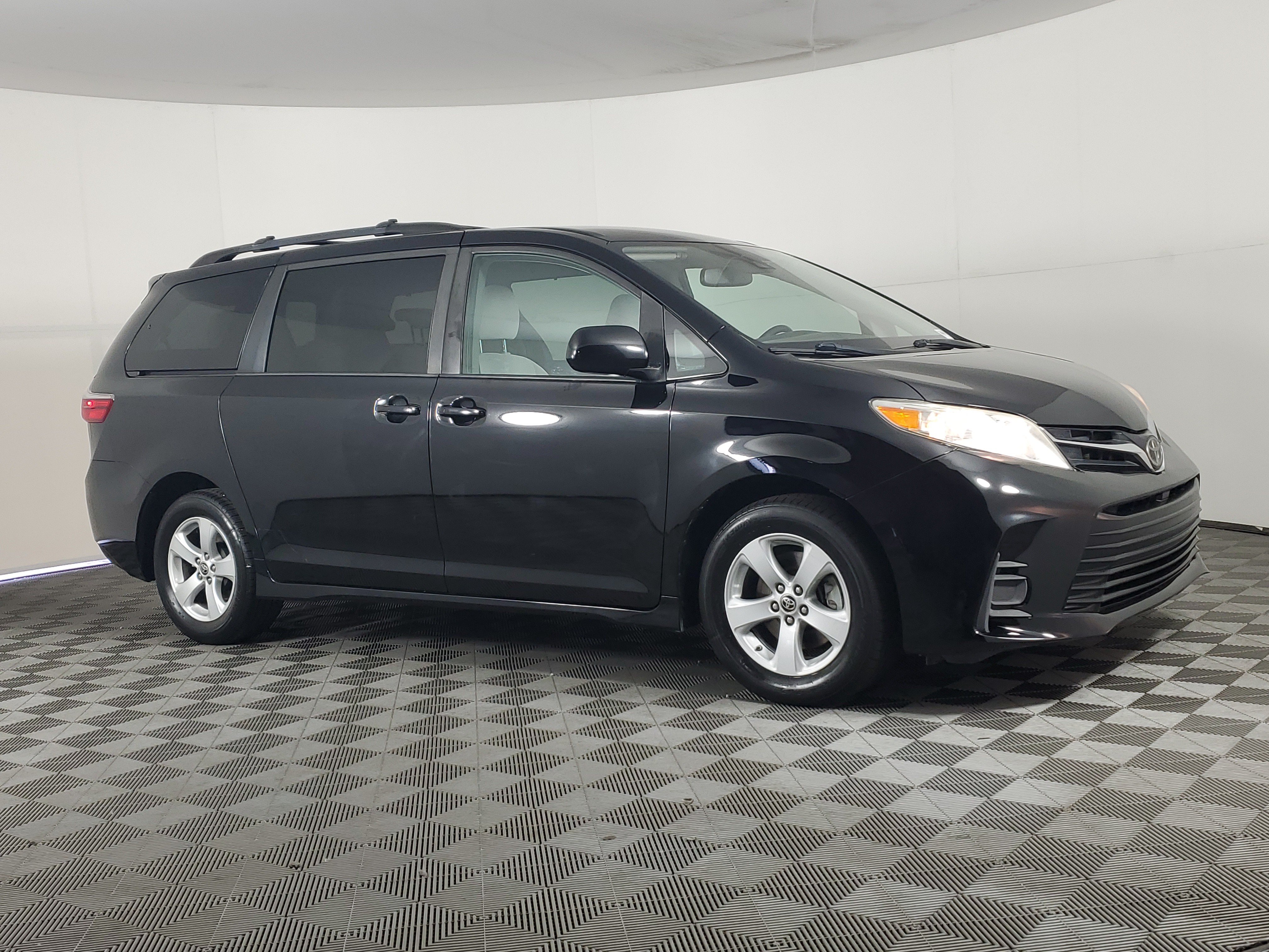 Used 2020 Toyota Sienna LE w/ Carpet Mat Package FWD image 2