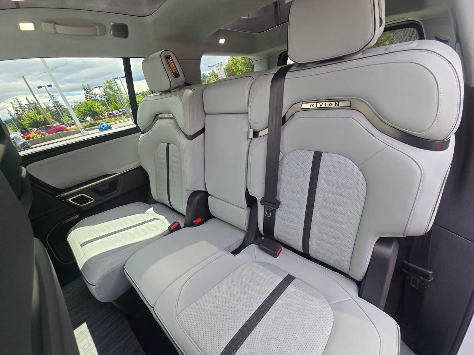 Used 2024 Rivian R1S Adventure AWD/4WD image 17