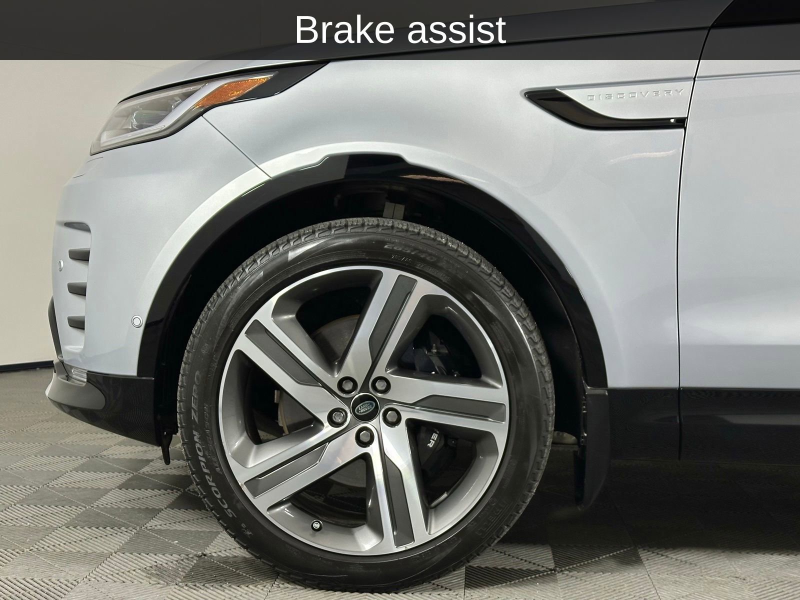 Used 2023 Land Rover Discovery Metropolitan Edition image 8