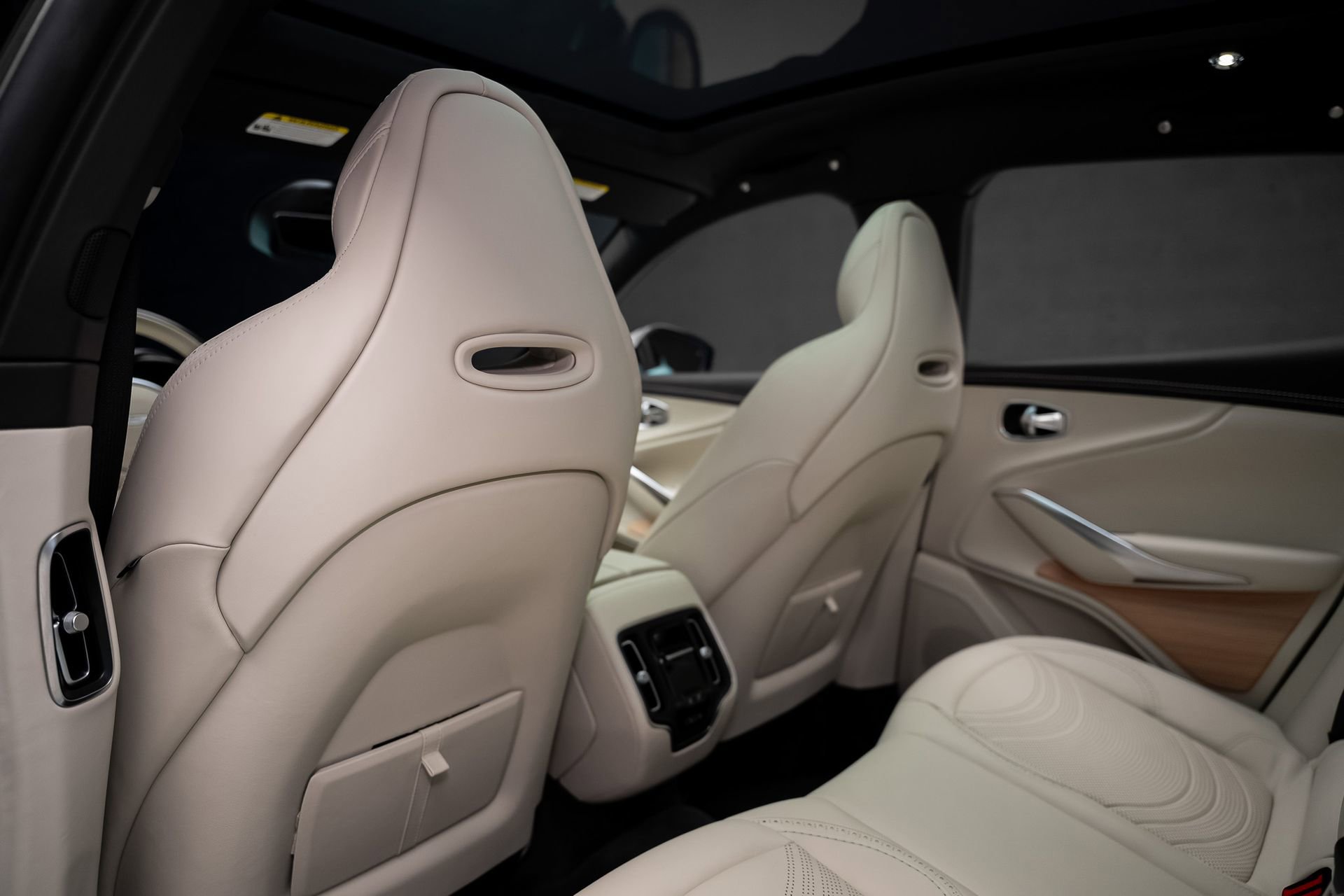 Used 2023 Aston Martin DBX AWD/4WD image 58