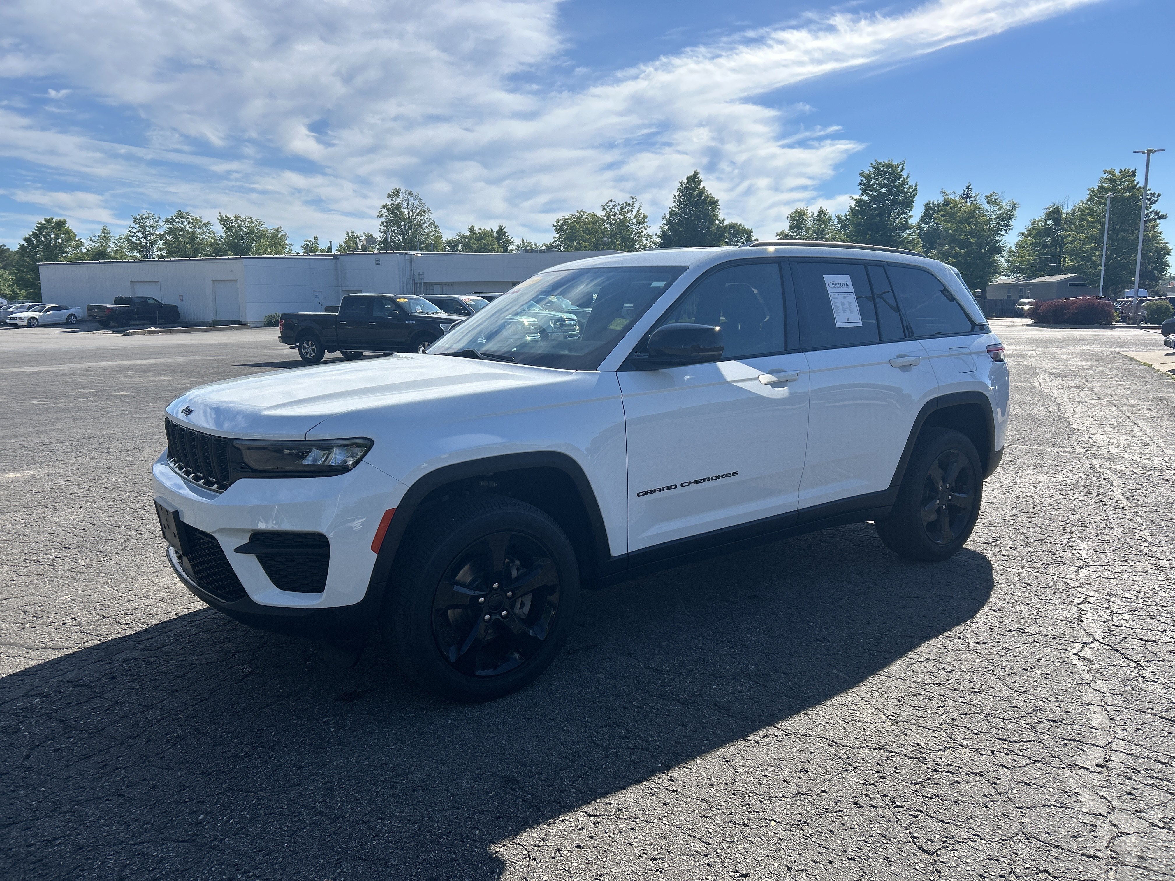 Used 2023 Jeep Grand Cherokee Altitude AWD/4WD image 7
