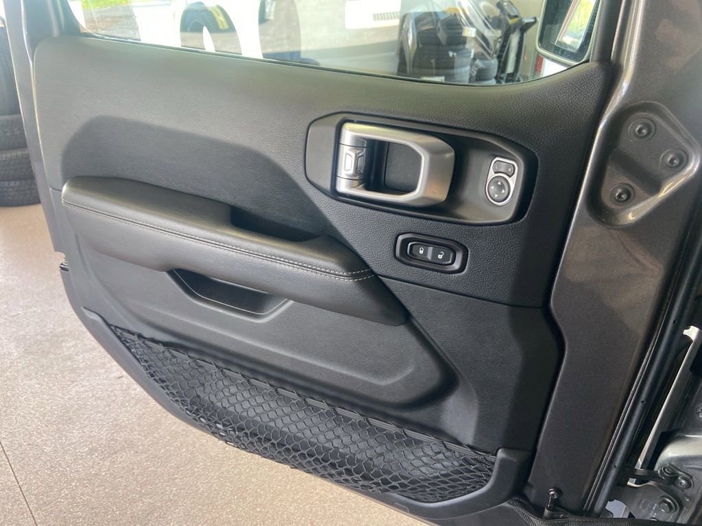 Used 2018 Jeep Wrangler Unlimited Sahara AWD/4WD image 29