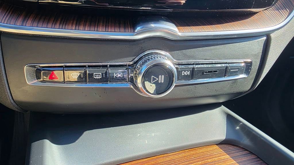 Used 2023 Volvo XC60 T8 Ultimate w/ Climate Package image 41