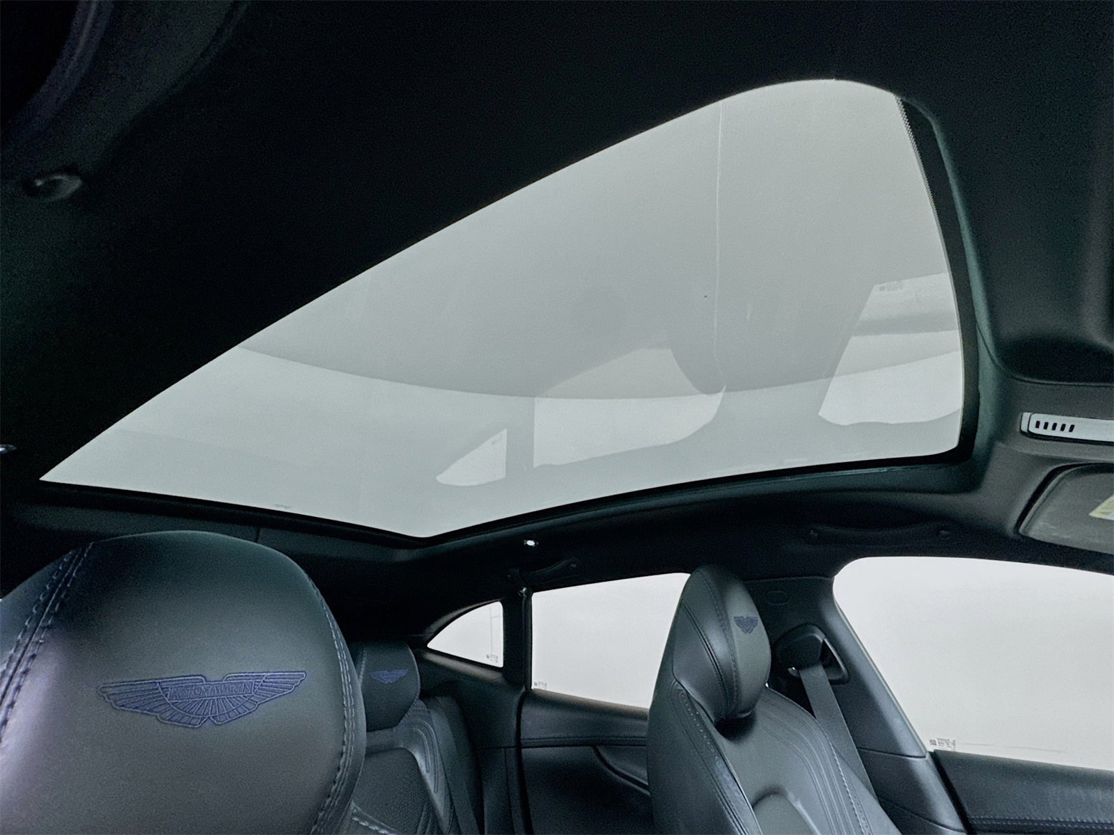 Used 2021 Aston Martin DBX image 21