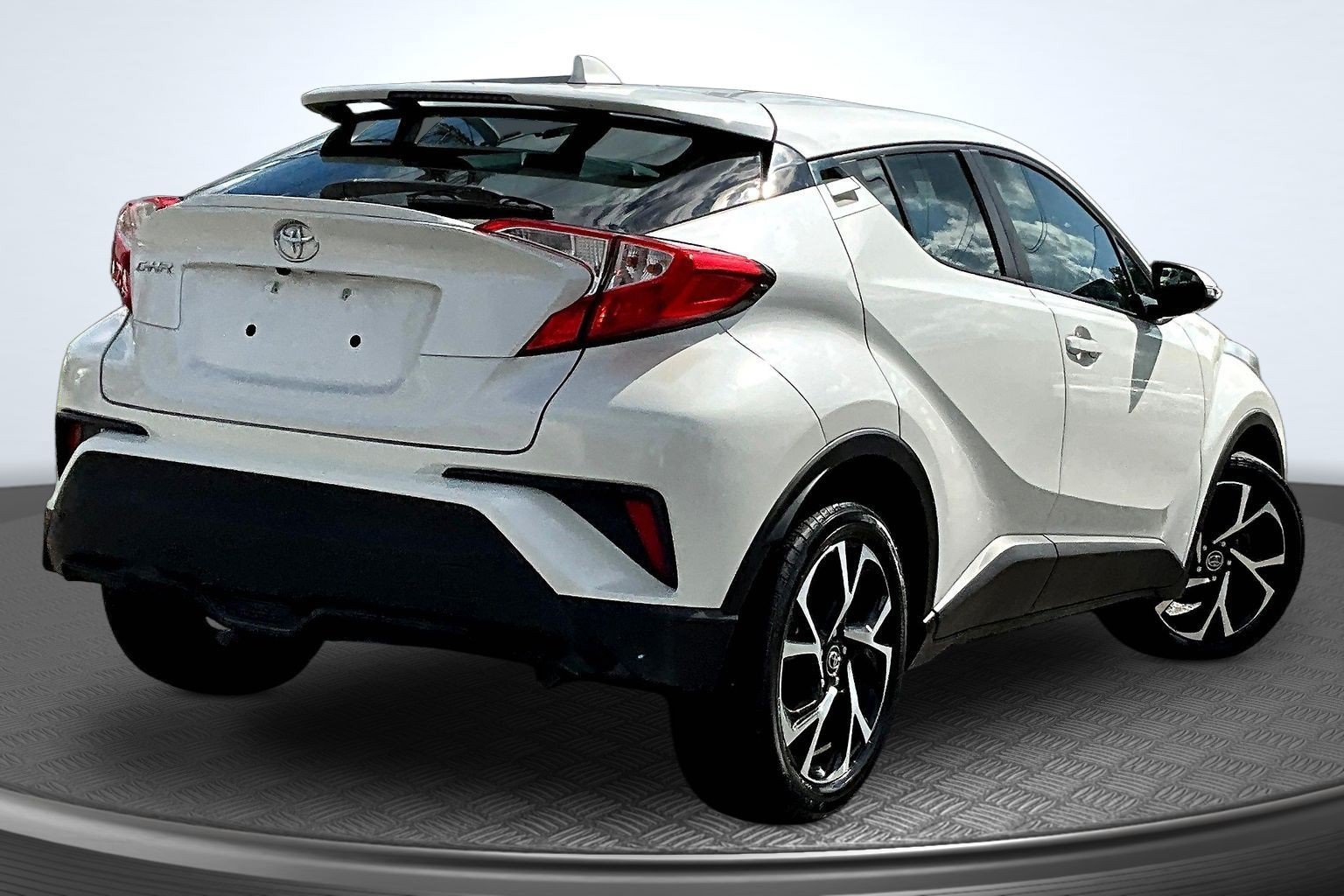 Used 2019 Toyota C-HR XLE FWD image 5