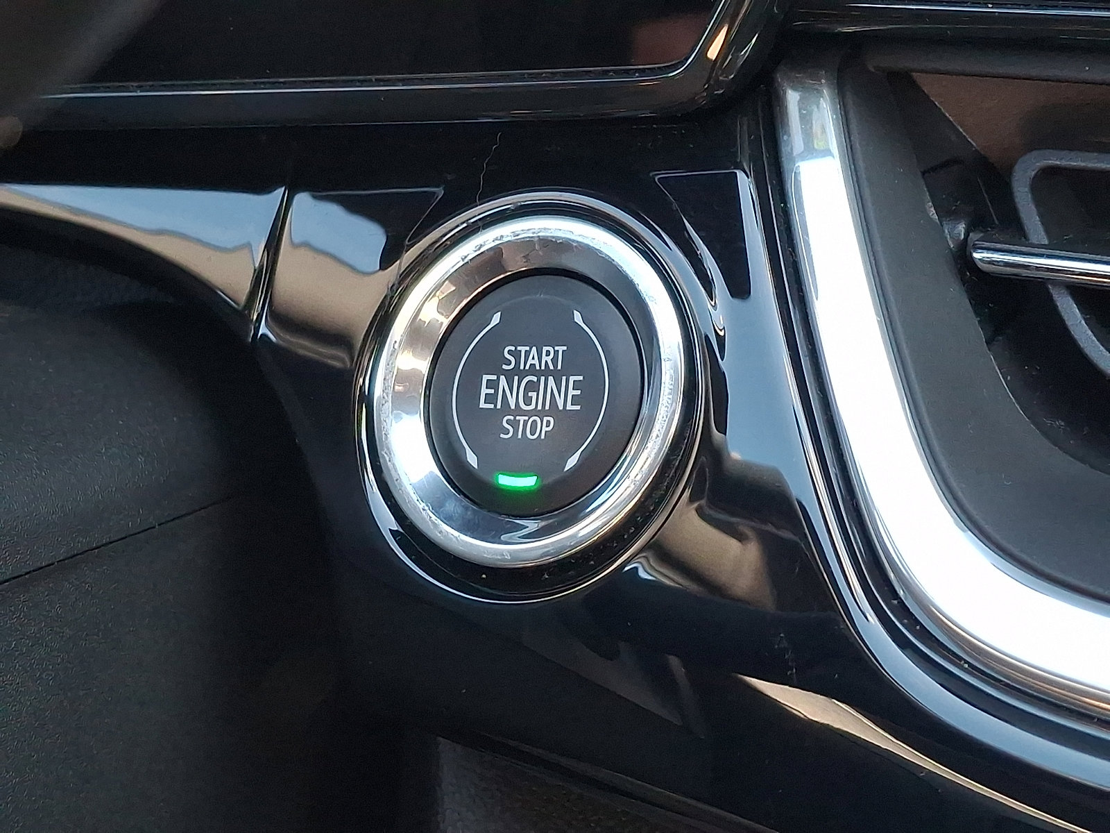 Certified 2024 Chevrolet Trax RS w/ Driver Confidence Package image 22