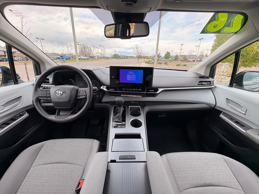 Used 2026 Toyota Sienna LE AWD/4WD image 11
