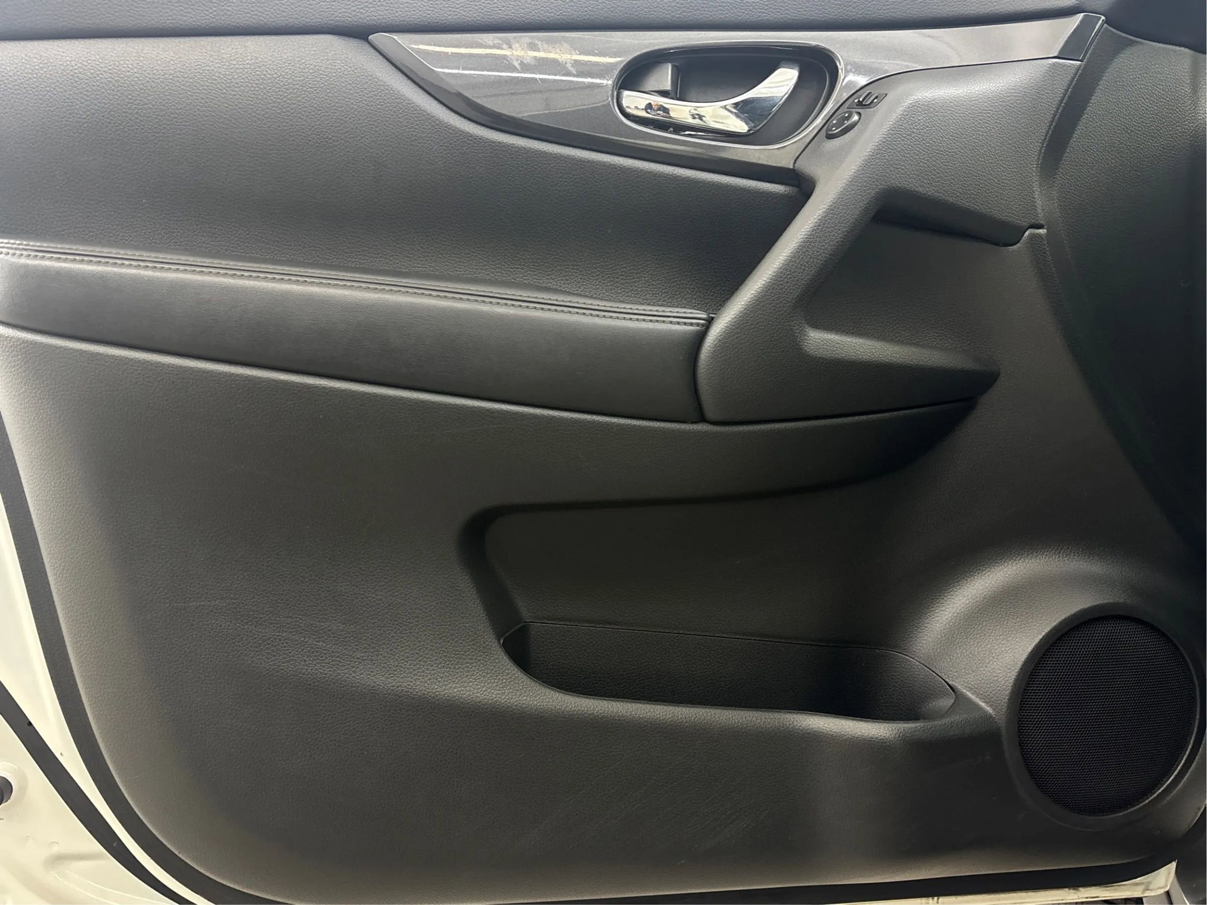 Used 2017 Nissan Rogue SV w/ Midnight Edition Package image 26