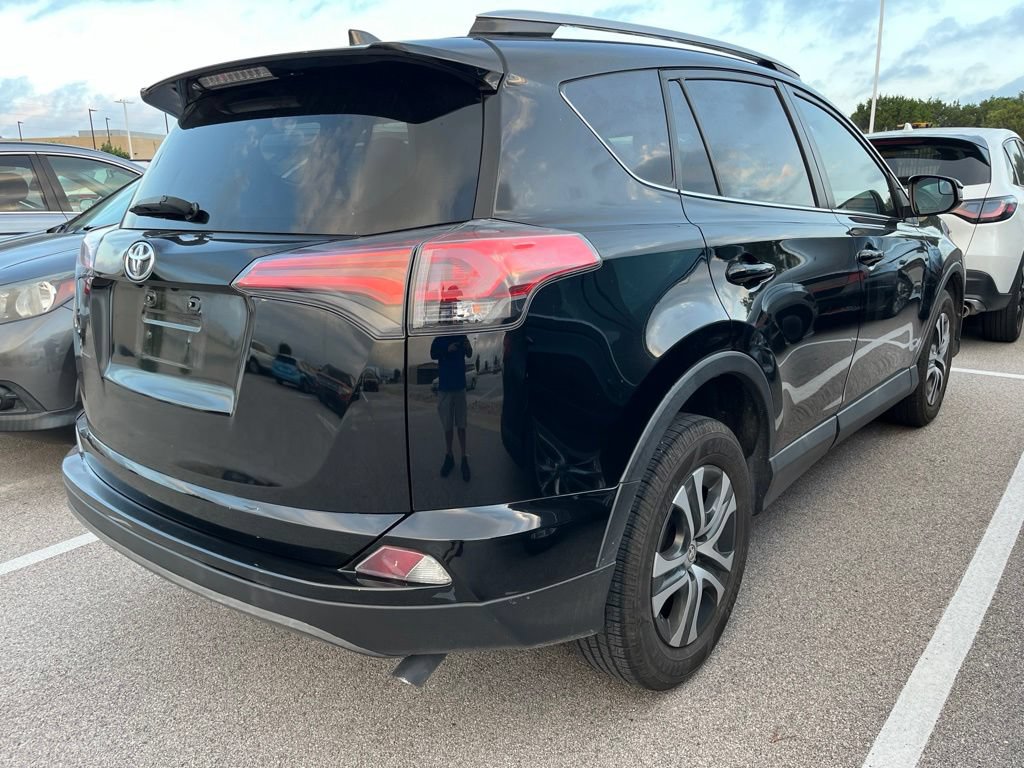 Used 2018 Toyota RAV4 LE FWD image 3