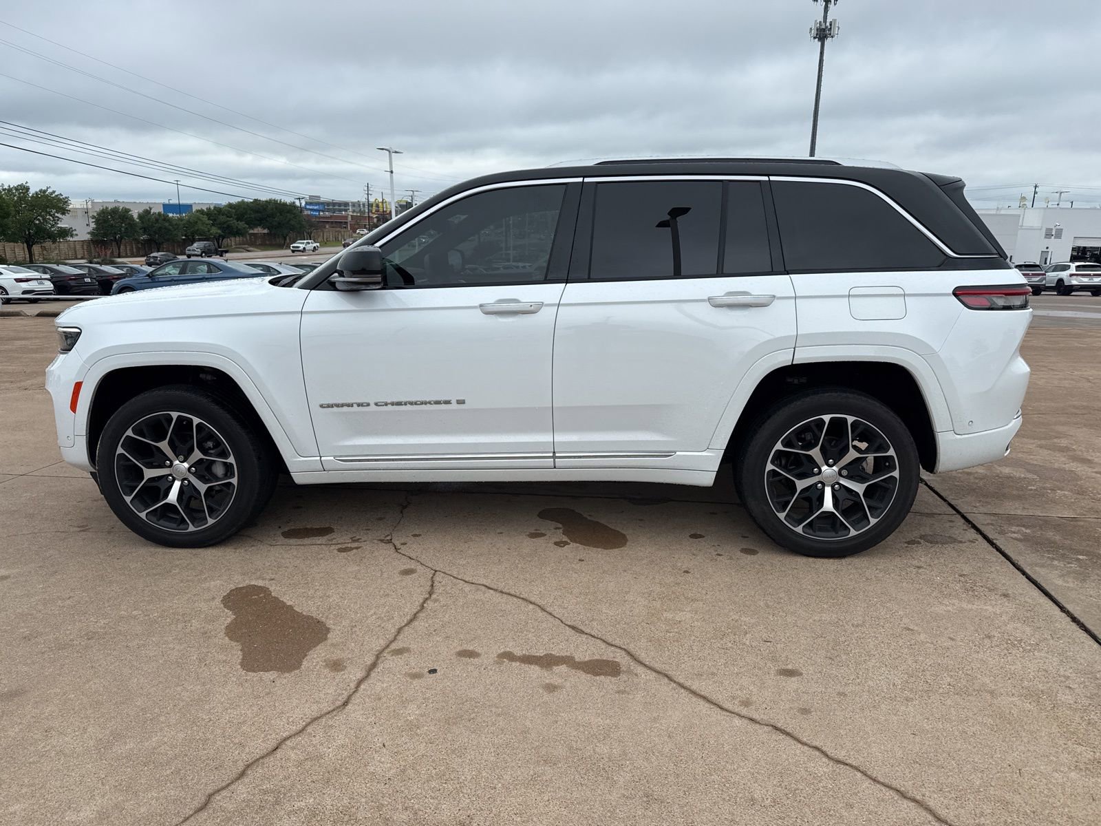Used 2023 Jeep Grand Cherokee Summit AWD/4WD image 4