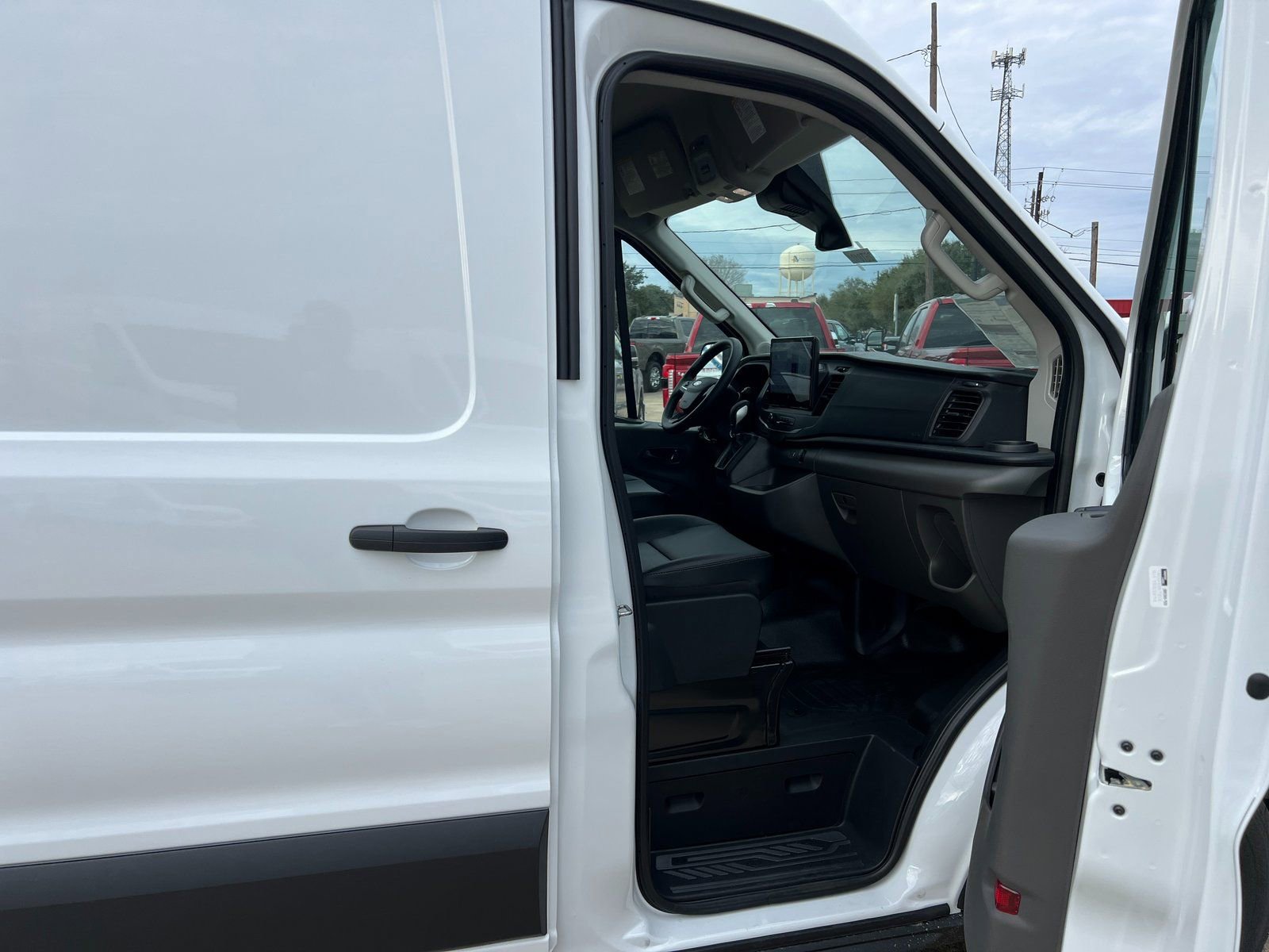 New 2026 Ford Transit 250 148 Medium Roof w/ Load Area Protection Package RWD image 9
