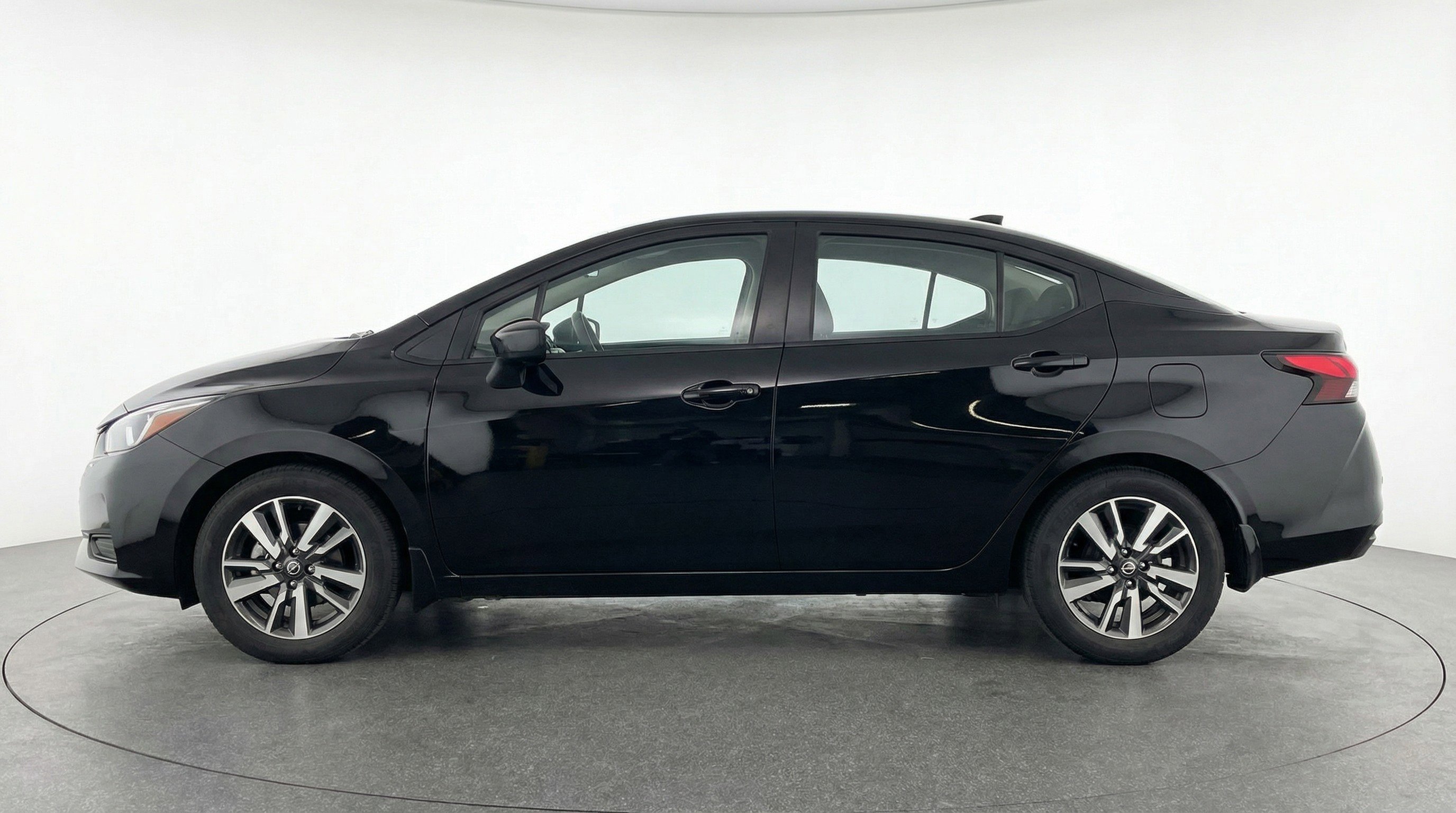 Used 2025 Nissan Versa SV image 5