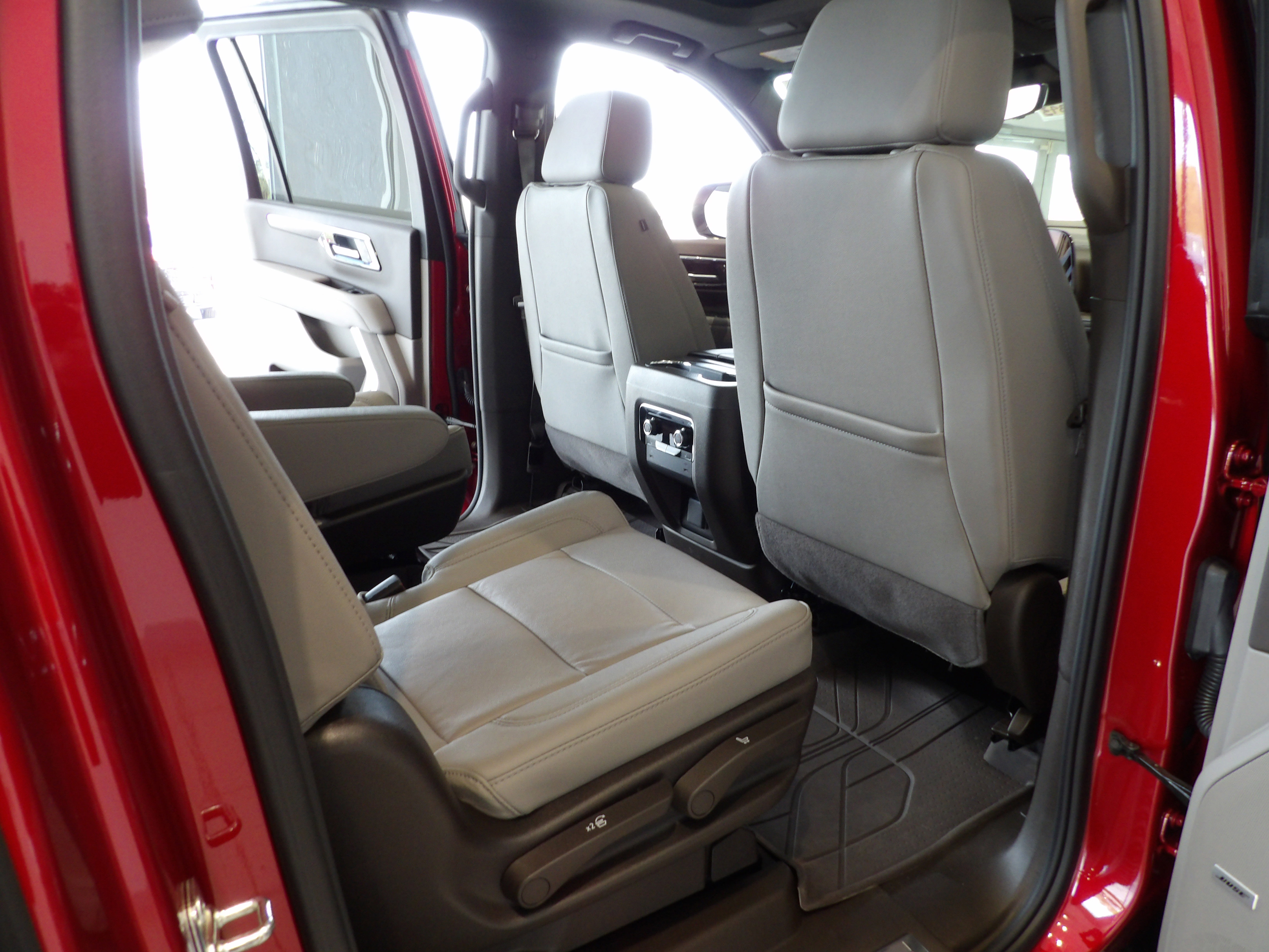 Used 2025 Chevrolet Suburban Z71 w/ Z71 Off-Road Package AWD/4WD image 24