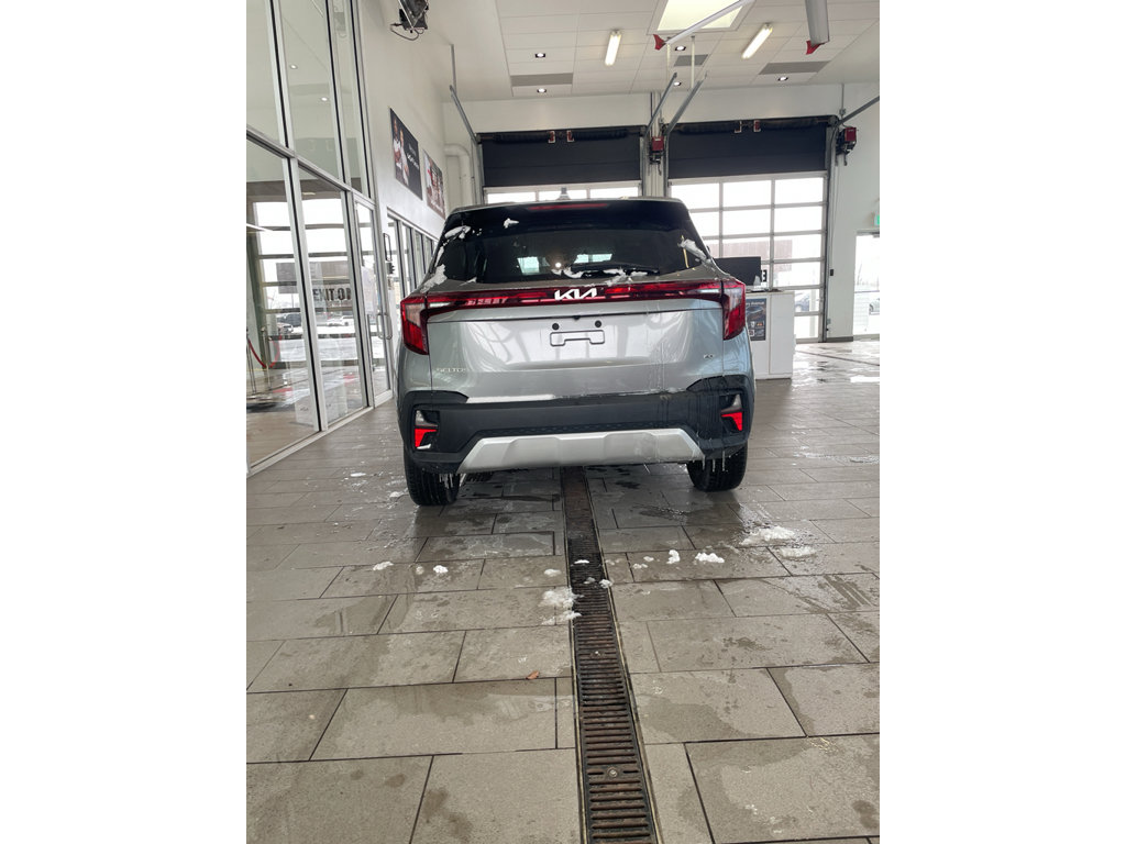 Used 2024 Kia Seltos LX image 3