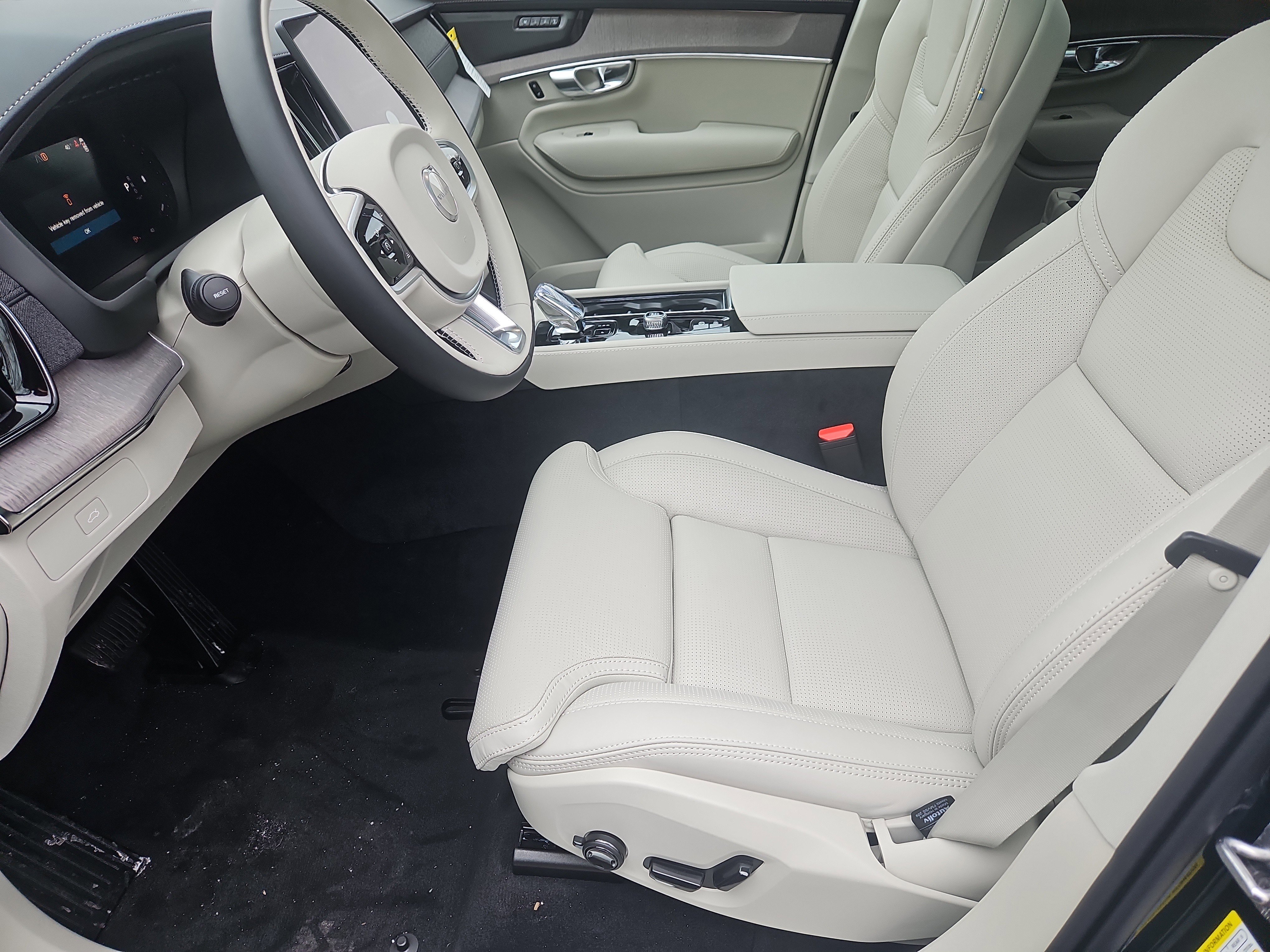 New 2026 Volvo XC90 B6 Ultra w/ Protection Package image 21