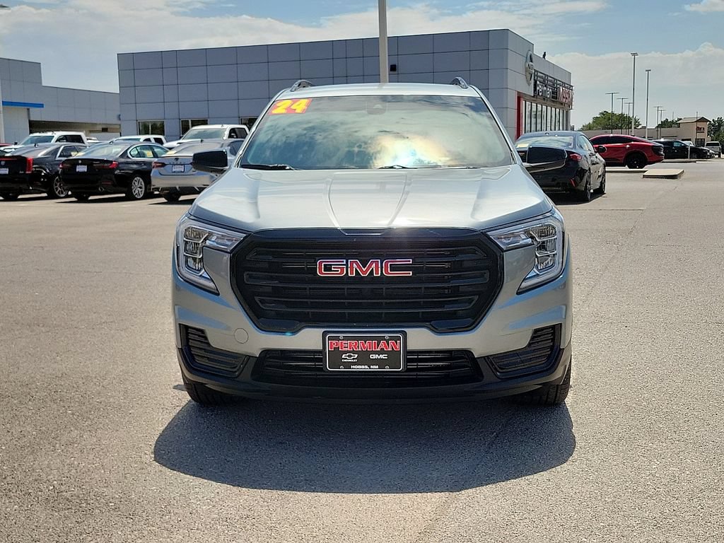 Used 2024 GMC Terrain SLE w/ Driver Convenience Package FWD image 3