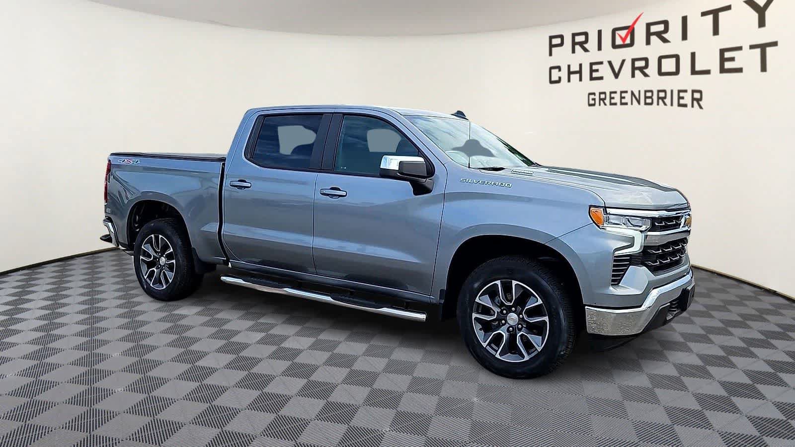 Used 2025 Chevrolet Silverado 1500 LT AWD/4WD image 2
