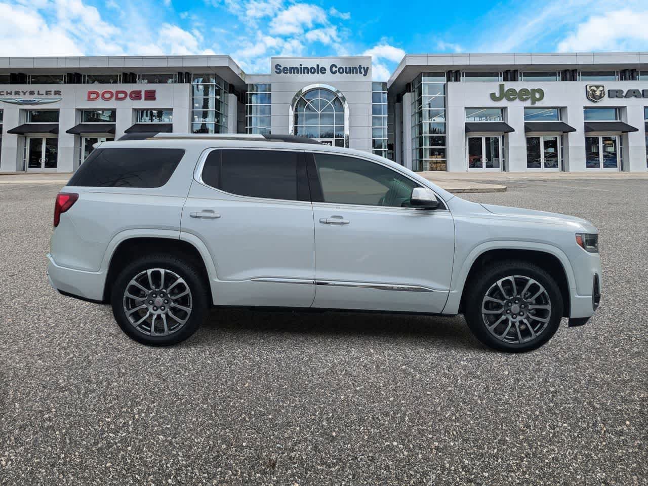 Used 2022 GMC Acadia Denali w/ Denali Technology Package FWD image 9