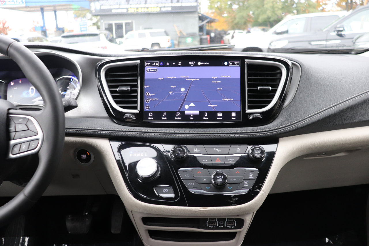 Used 2024 Chrysler Pacifica Limited image 21