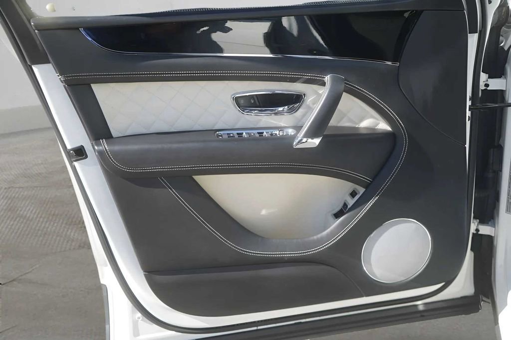 Used 2018 Bentley Bentayga image 27