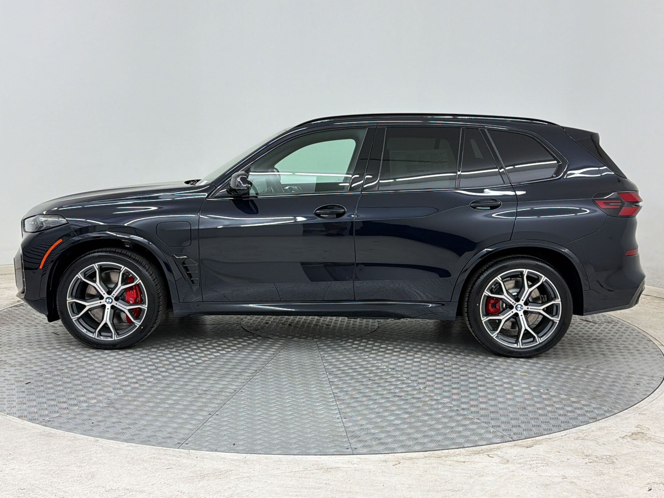 New 2026 BMW X5 xDrive50e w/ M Sport Package AWD/4WD image 2