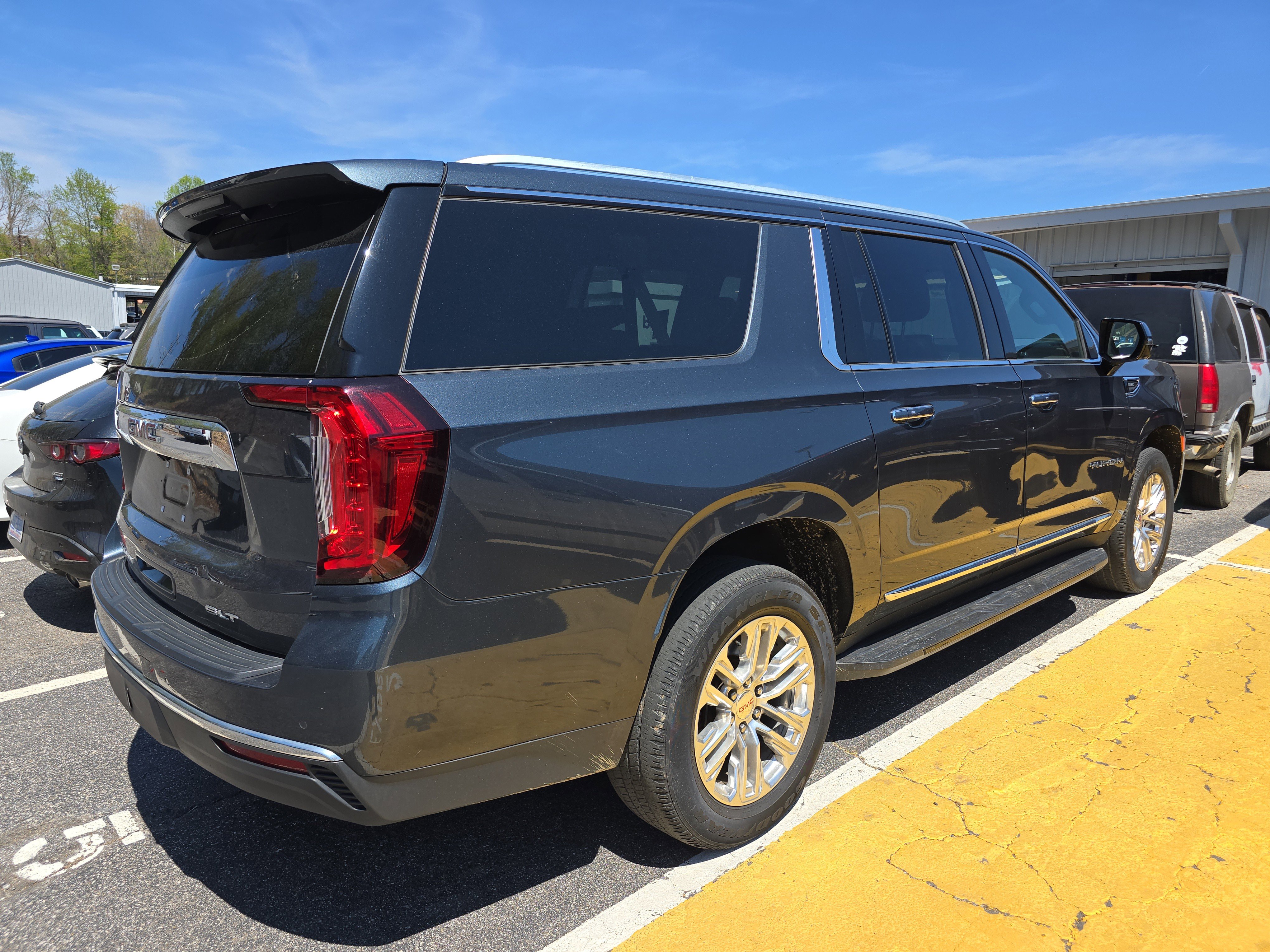 Used 2021 GMC Yukon XL SLT w/ SLT Luxury Plus Package image 2