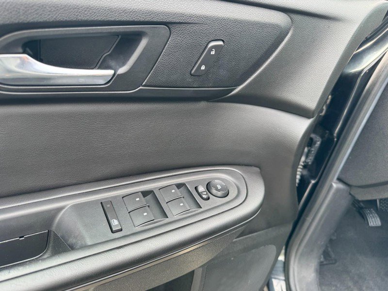 Used 2015 Chevrolet Traverse LT image 17
