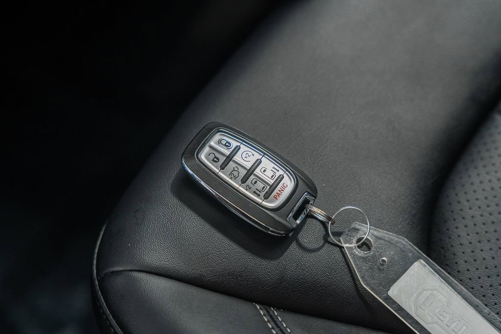 Used 2025 Chrysler Pacifica Select image 49