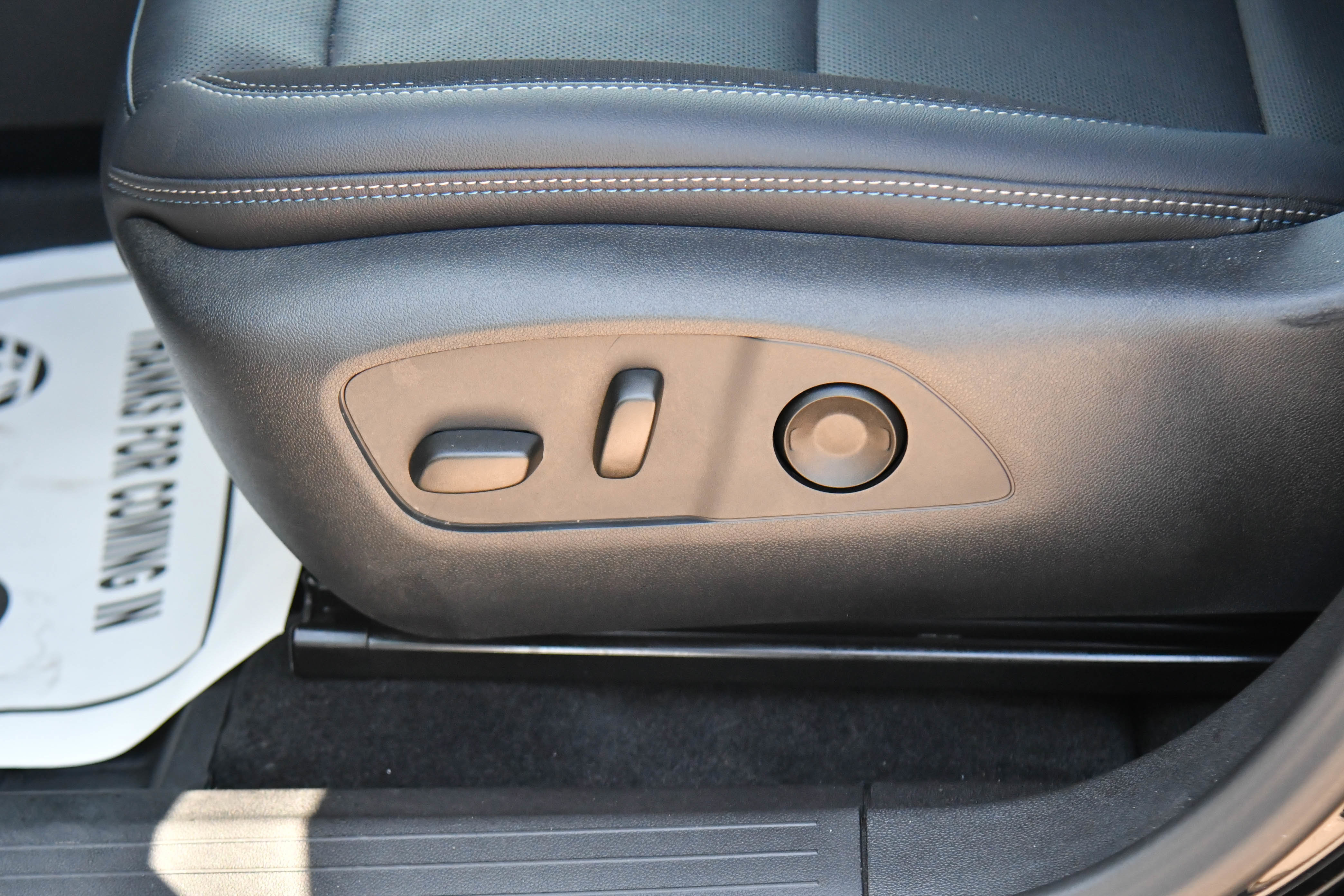 Used 2025 Chevrolet Equinox EV LT FWD image 16