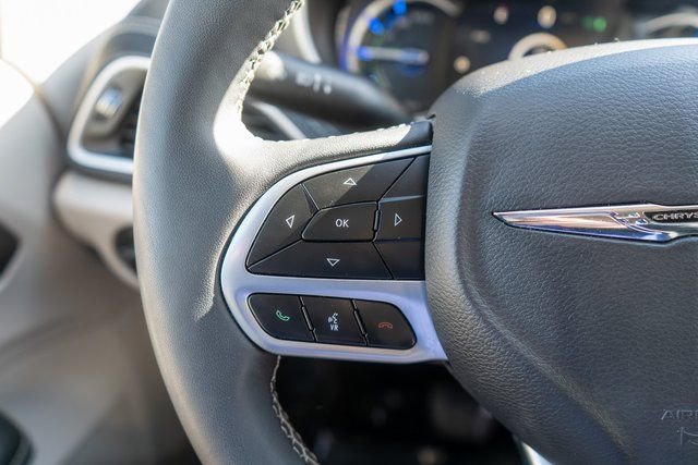 Used 2023 Chrysler Pacifica Touring-L w/ Uconnect Theater Family Group image 25