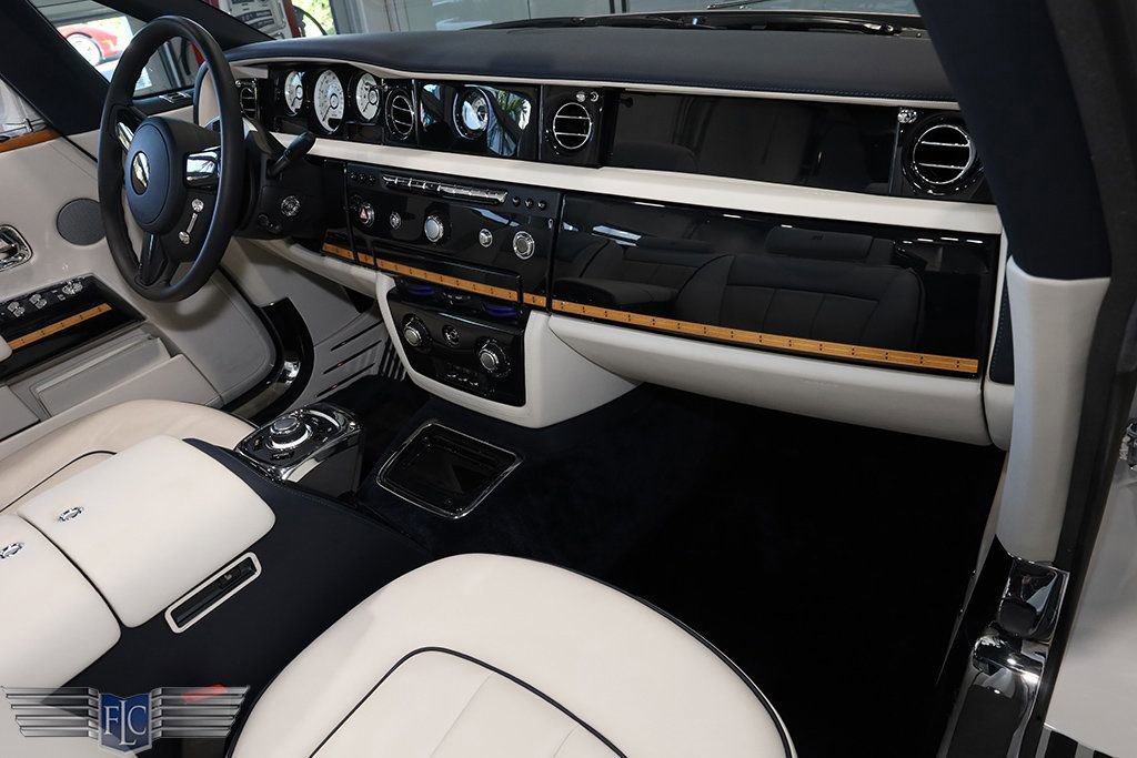 Used 2017 Rolls-Royce Phantom Drophead Coupe image 31