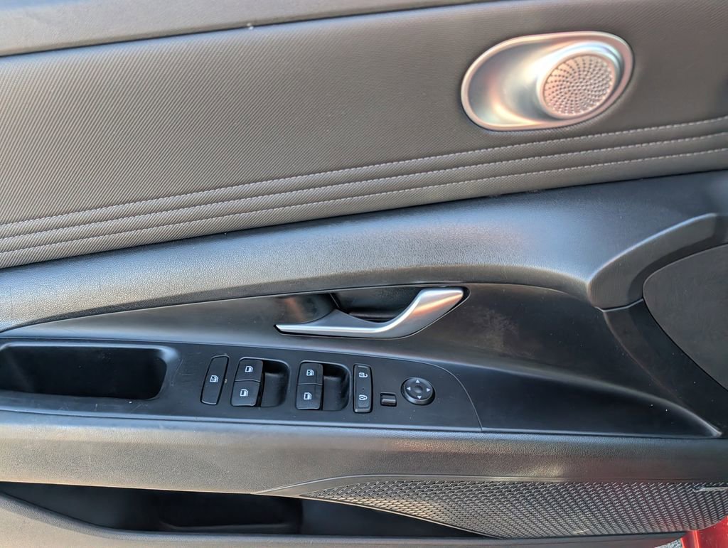Used 2022 Hyundai Elantra Limited image 19