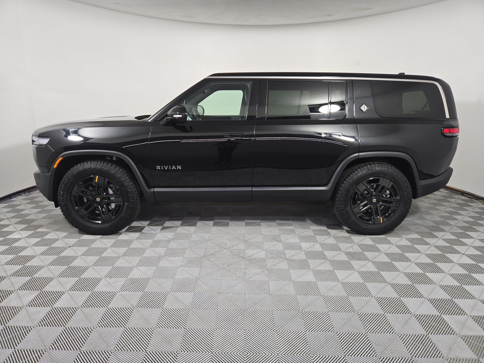 Used 2025 Rivian R1S Adventure AWD/4WD image 2