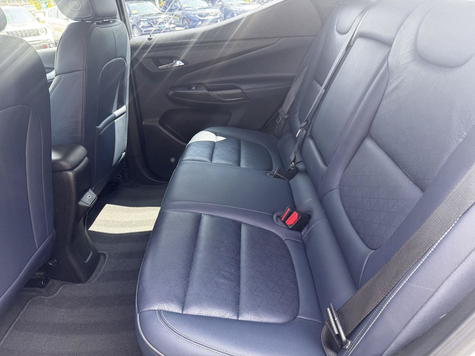 Used 2022 Chevrolet Bolt EUV LT w/ Convenience Package FWD image 13